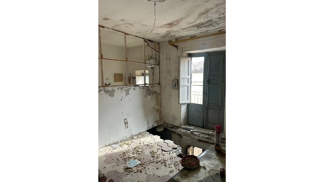 Na Sicília, uma casa de 1 euro tem dois tetos desabados e exige reforma estrutural, mas foi comprada sem comprovante de renda.