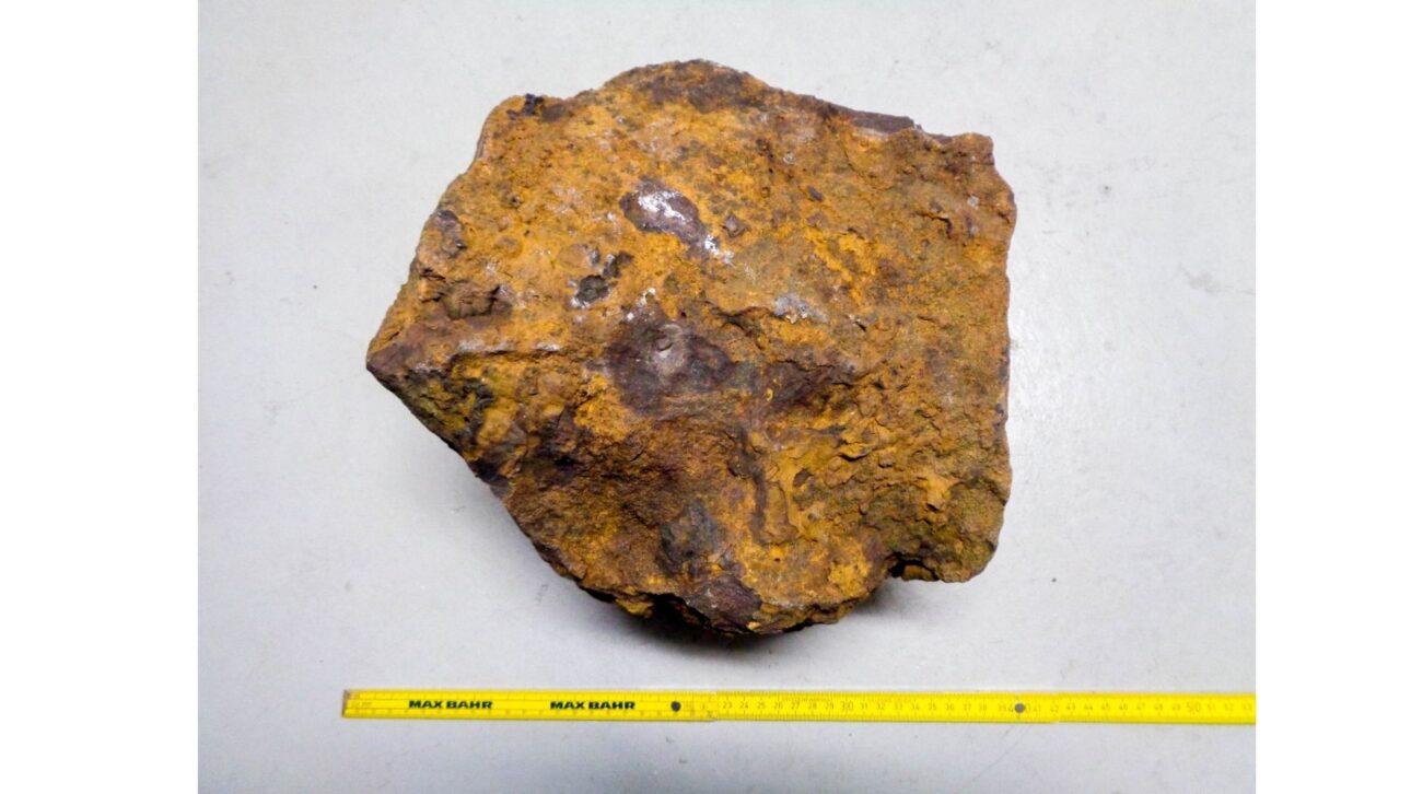 O meteorito de 30 quilos de Blaubeuren é uma sensação científica. Em 1989, enquanto cavava uma vala para cabos em sua propriedade em Blaubeuren, perto de Ulm, um morador encontrou uma pedra que parecia incomumente pesada e com propriedades magnéticas. O pedaço angular de rocha permaneceu no jardim por décadas. Após 31 anos, o descobridor quis ter certeza se poderia ser um meteorito e relatou sua descoberta ao Centro Aeroespacial Alemão (DLR) em janeiro de 2020. Apenas alguns dias depois, ficou claro que a descoberta era de fato um meteorito rochoso com massa superior a 30 quilos, o maior já encontrado na Alemanha. "Blaubeuren", nome oficial dado à descoberta pela Sociedade Meteorítica, provavelmente caiu na Terra há várias centenas de anos, pois sua superfície apresenta fortes sinais de erosão.
Imagem: 1/8, Crédito: Gabriele Heinlein
