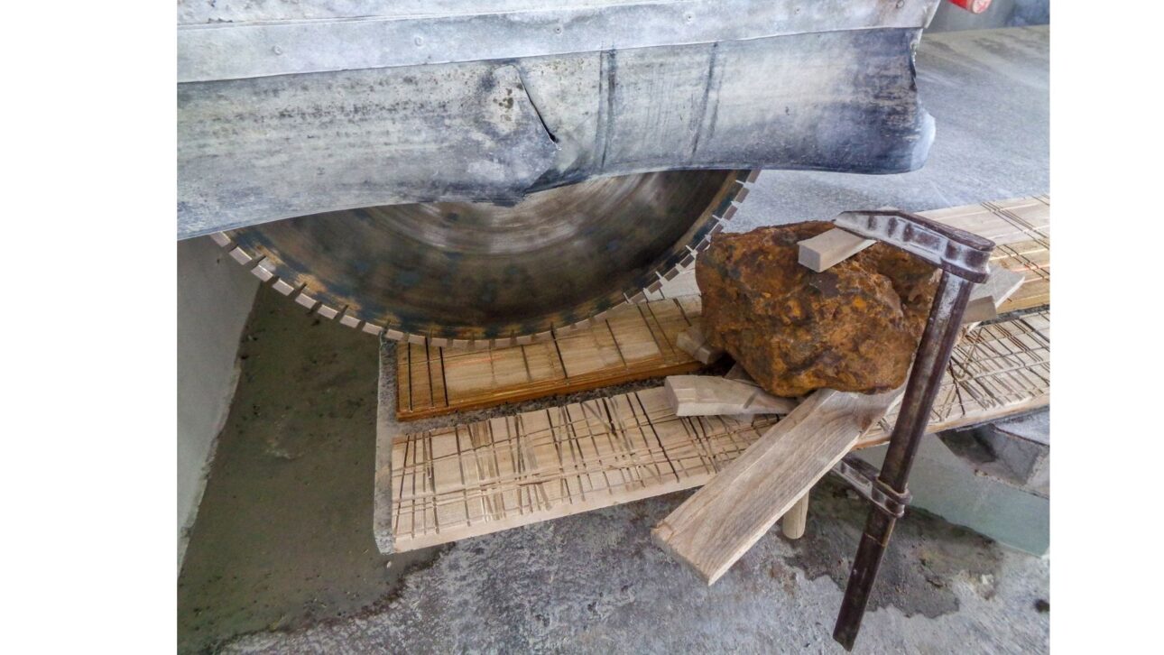 O corte – posteriormente, a origem de ‘Blaubeuren’ tornou-se óbvia. O fragmento principal do meteorito ‘Blaubeuren’, que pesa mais de 30 quilos e está bastante desgastado, foi cortado mediante acordo com o descobridor, para permitir um exame mais detalhado da estrutura condrítica do meteorito e de suas inclusões. Para esse fim, ‘Blaubeuren’ o fragmento foi levado para a oficina do pedreiro e escultor Peter Fraefel em Mindelheim, no distrito de Allgäu. Lá, após intenso planejamento e discussões, um pedaço de 576 gramas do meteorito foi serrado em 30 de maio de 2020. Imagem: 4/8, Crédito: Gabriele Heinlein
