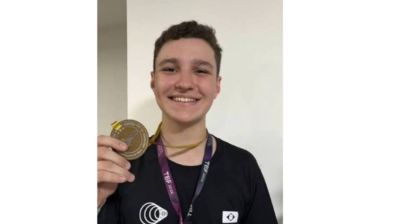 Estudante de 16 anos de Fortaleza fez 199,469 pontos, tirou a maior nota do mundo na Olimpíada Internacional de Economia na China e levou o ouro.