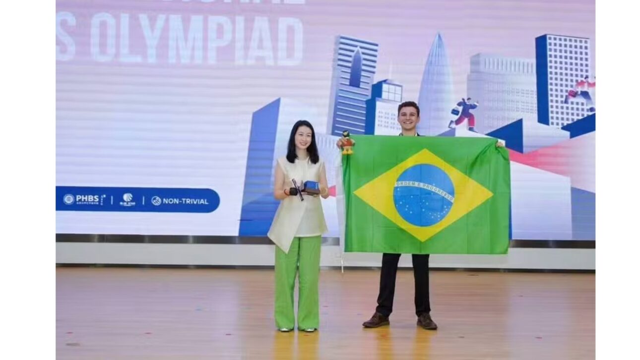 Estudante de 16 anos de Fortaleza fez 199,469 pontos, tirou a maior nota do mundo na Olimpíada Internacional de Economia na China e levou o ouro.
