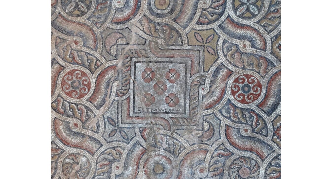 Mosaico bizantino: arqueólogos acharam numa casa de 1.500 anos na Turquia um piso intacto com um recado em grego que manda os invejosos explodirem de inveja