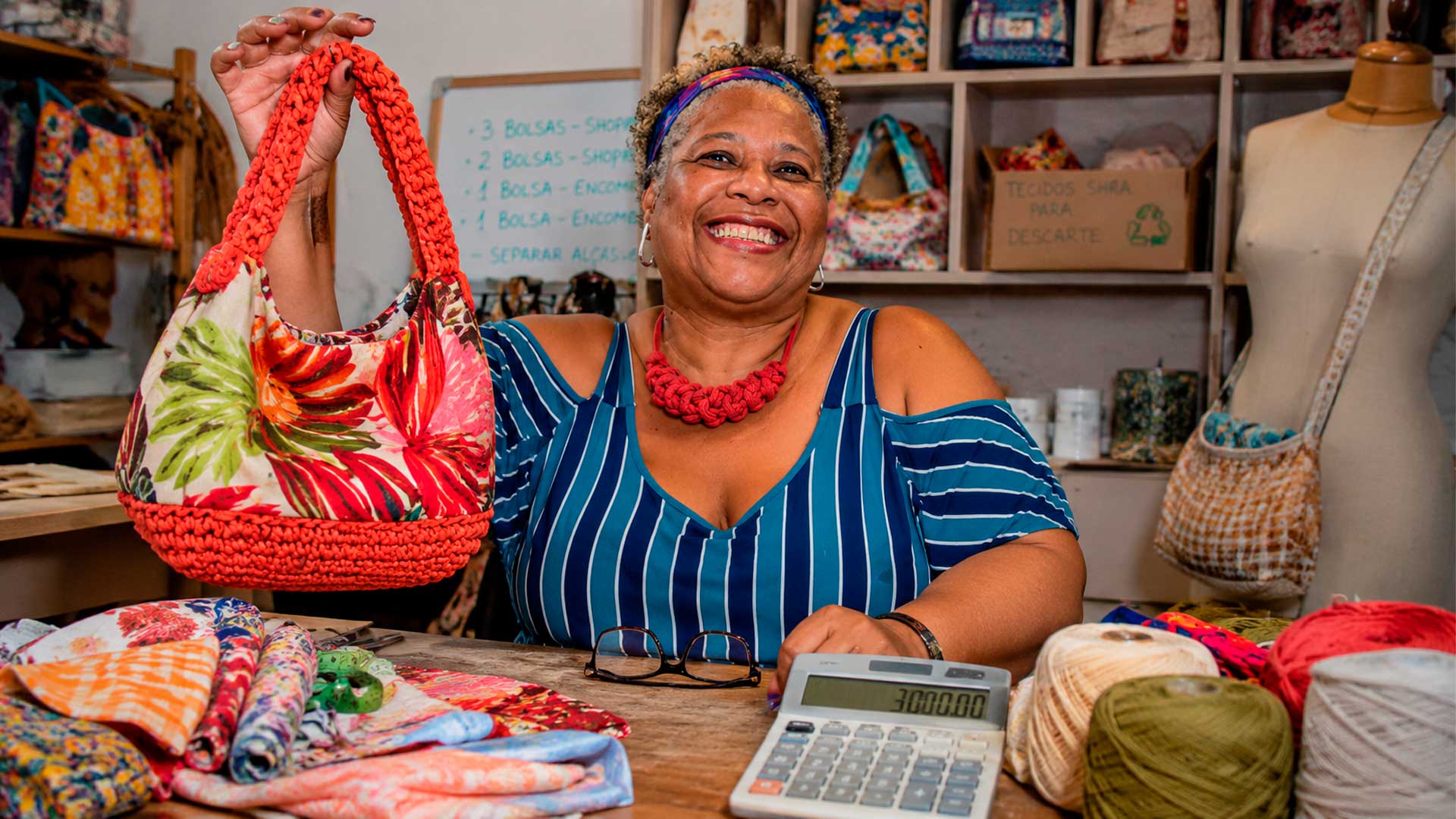 Artesã do Rio transforma crochê e tecidos reaproveitados em bolsas de upcycling e chega a faturamento mensal acima de R$ 30 mil