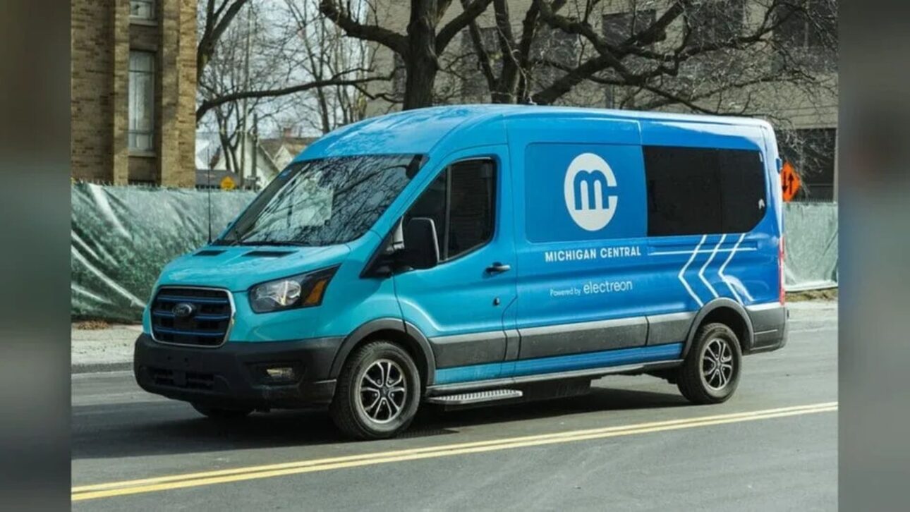 Van elétrica usada nos testes da via de recarga sem fio instalada em Detroit, nos Estados Unidos (Michigan Central, divulgação)