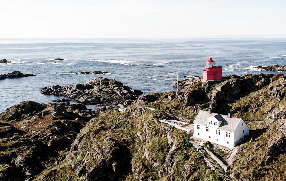 Ellen Marie “Elena” Hansteensen comprou o Litløy Lighthouse em 2006, restaurou o farol norueguês de 1912 e abriu a ilha a visitantes.