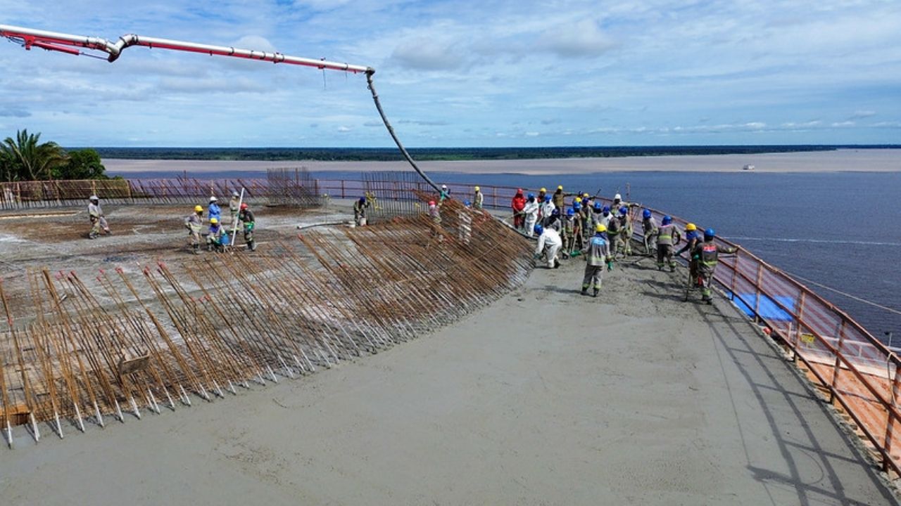 Obra de Niemeyer no Parque Encontro das Águas, em Manaus, avança com concreto na big laje.