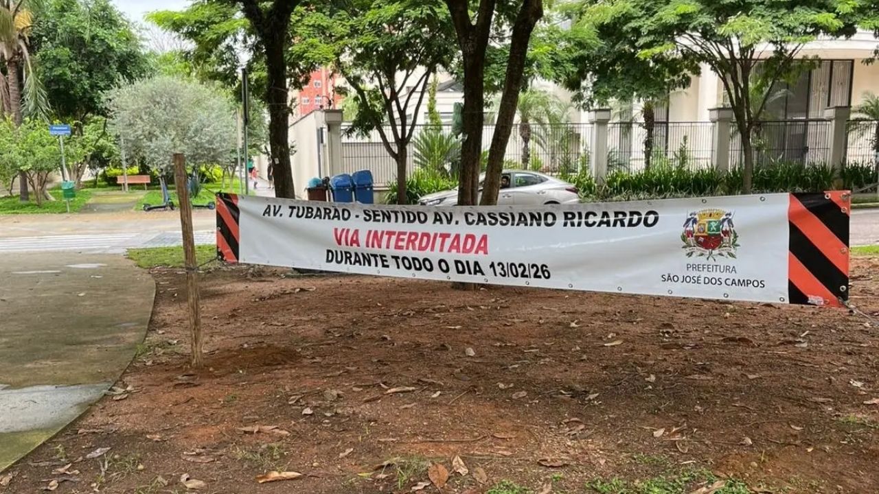 Concrete mixer trucks close Avenida Tubarão in Jardim Aquarius to apply concrete in the foundation of a residential tower.