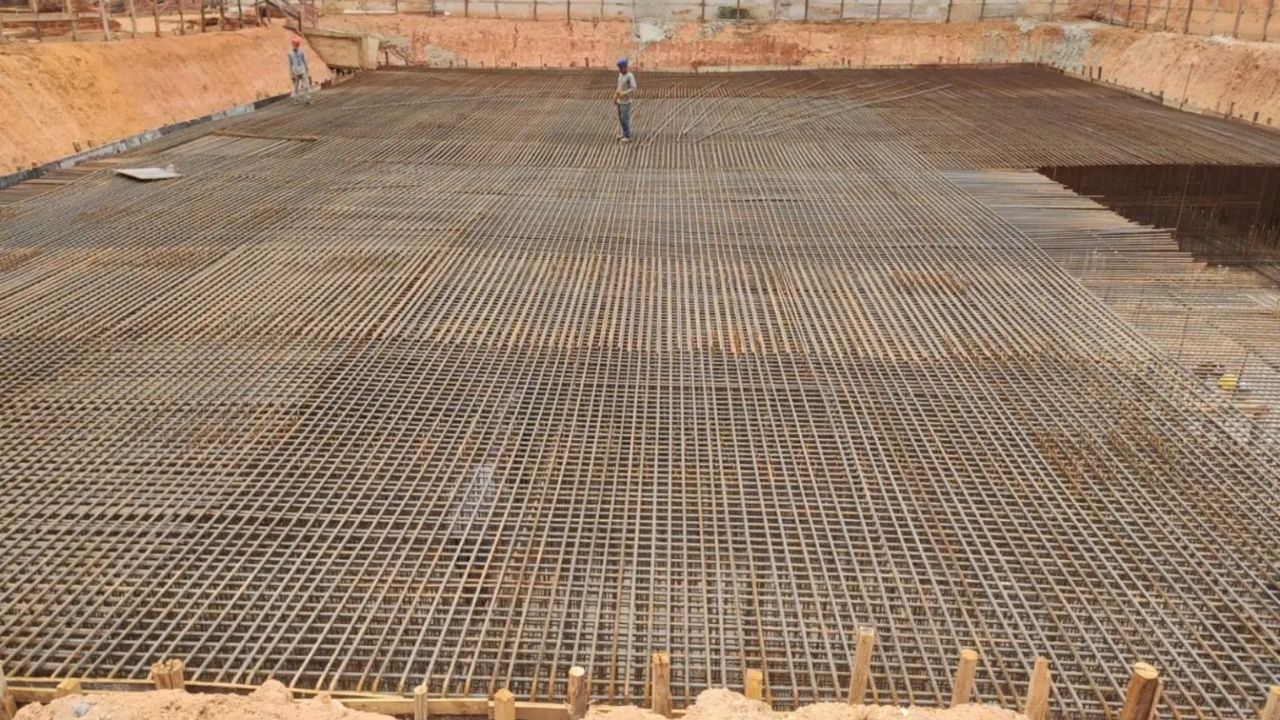 Concrete mixer trucks close Avenida Tubarão in Jardim Aquarius to apply concrete in the foundation of a residential tower.