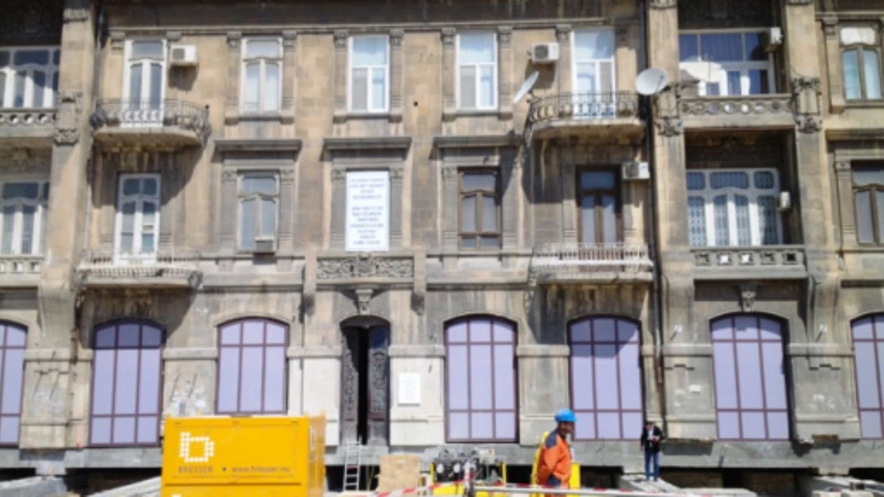 Mansion in Baku was moved with hydraulic jacks and steel and concrete tracks, operation recognized by the Guinness World Records.