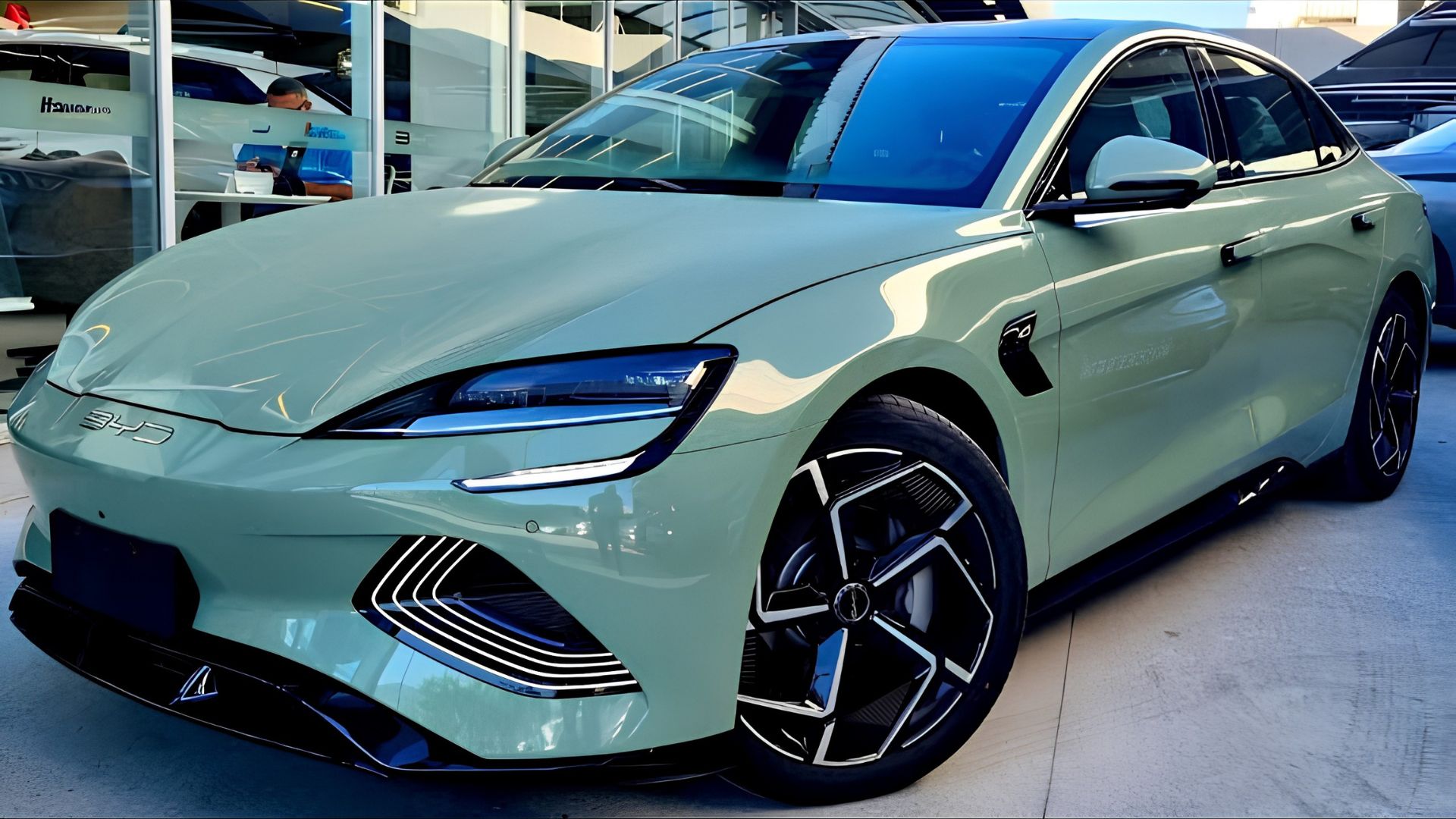 Após desvalorizar R$ 117 mil, sedã 100% elétrico da BYD com 530 cv e 0 a 100 km/h em 3,8 segundos vira oportunidade no mercado de usados
