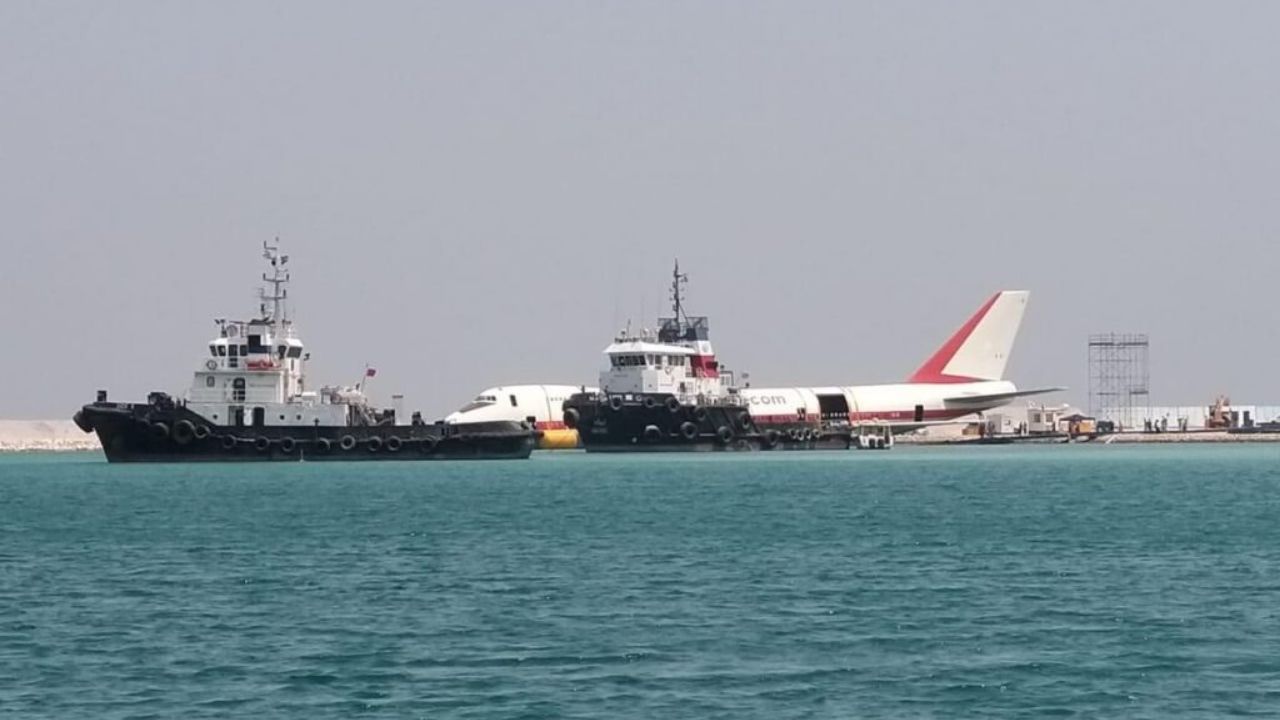 Boeing 747 vira parque subaquático no Bahrein, com mergulhadores e recifes artificiais no fundo do mar.
