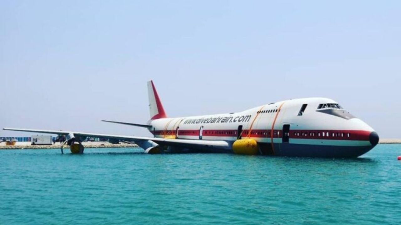 Boeing 747 vira parque subaquático no Bahrein, com mergulhadores e recifes artificiais no fundo do mar.