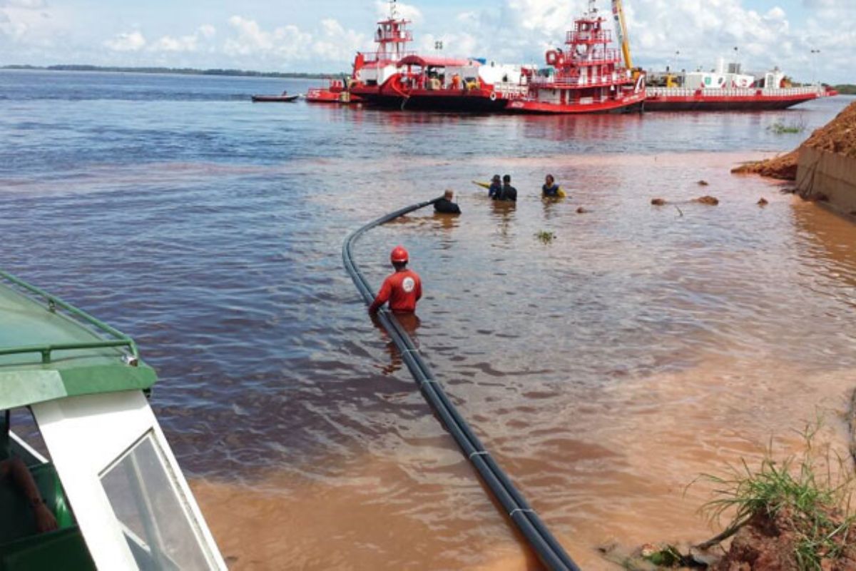 Balsa de 80 metros com 65 pessoas a bordo instala fibra óptica no fundo do Rio Madeira para levar internet a 700 mil pessoas no Amazonas e em Rondônia.
