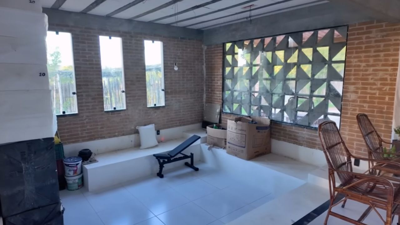 Ecological brick in economical construction combines paid labor, trussed slab, and planning in a R$ 160,000 house.