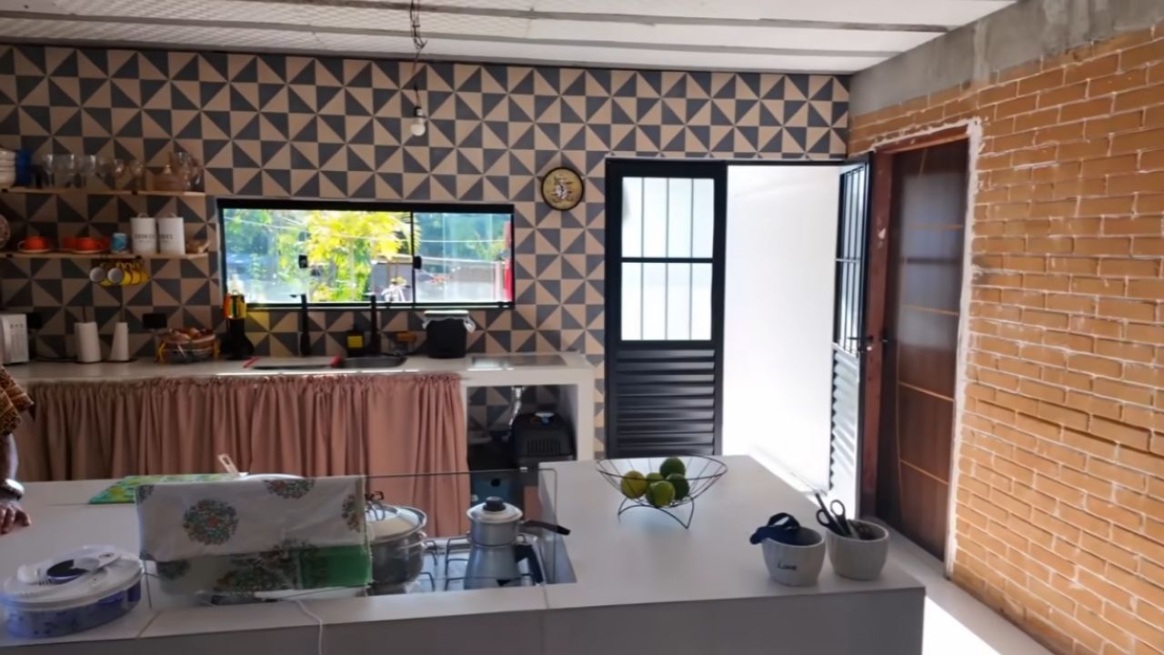 Ecological brick in economical construction combines paid labor, trellised slab, and planning in a R$ 160,000 house.