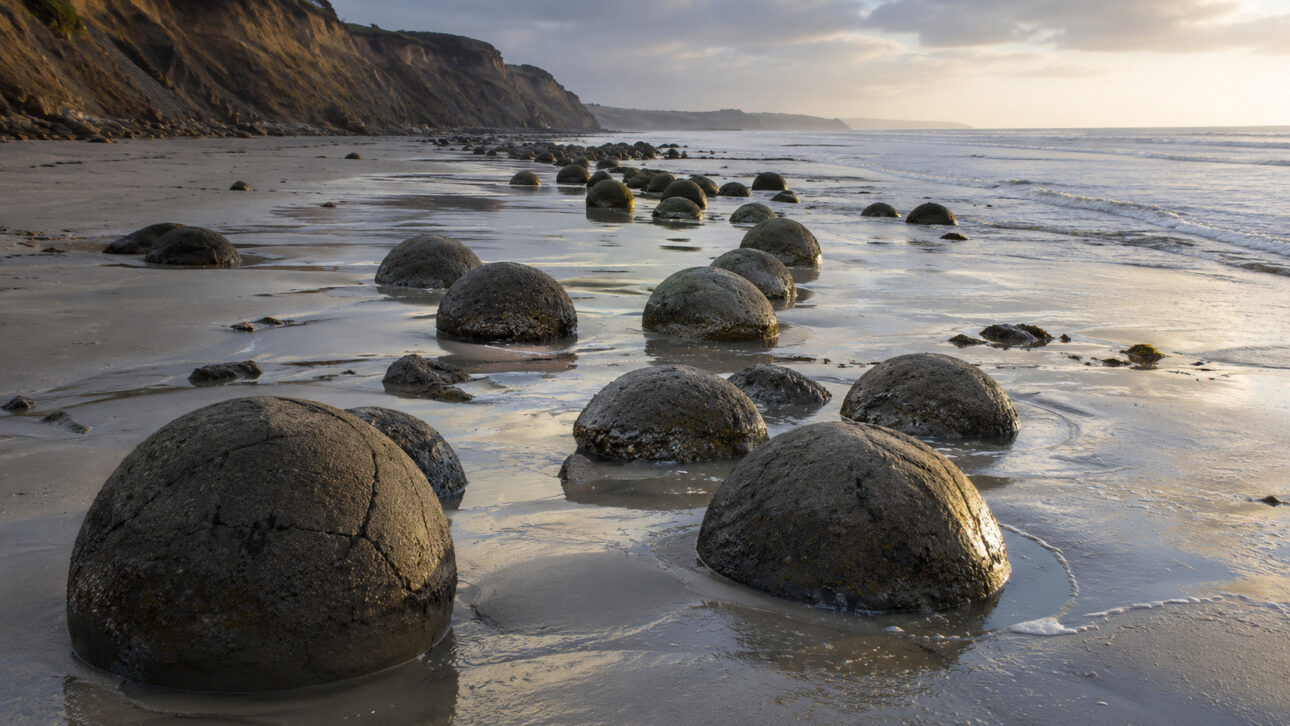 Bowling Ball Beach, na Califórnia, revela na maré baixa esferas naturais de arenito com até 1,5 metro formadas por concreções minerais.