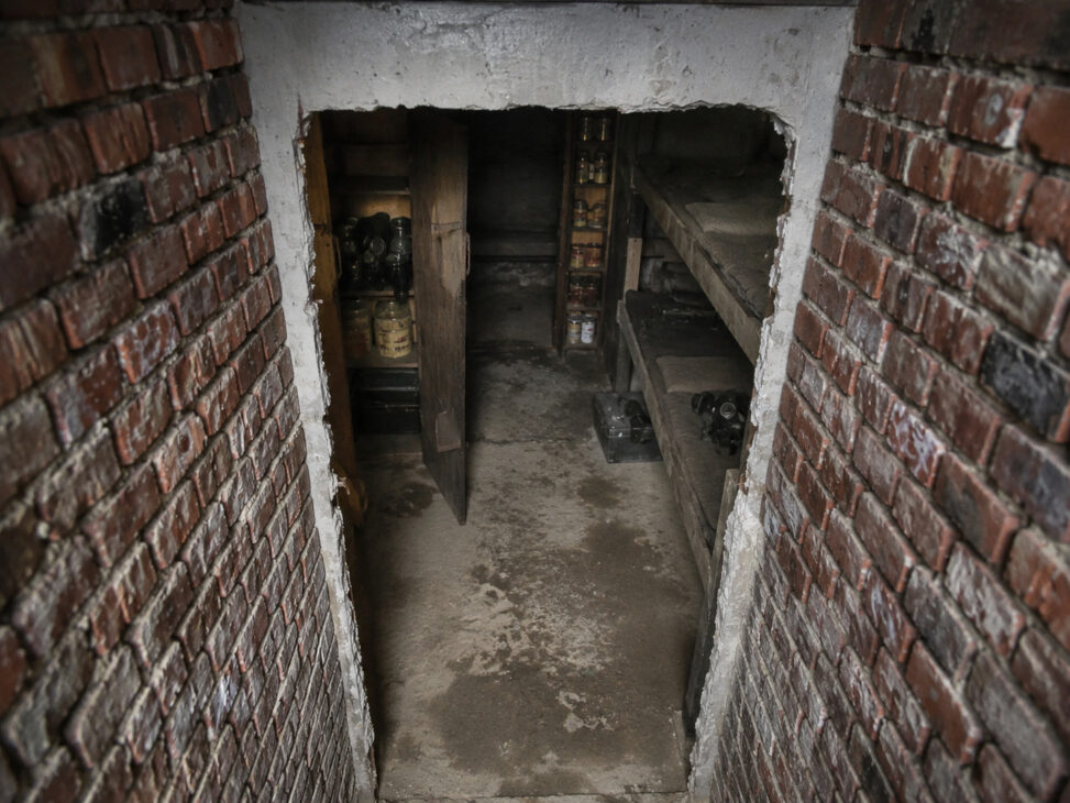 Casa comprada por una familia escondía búnker subterráneo, puertas secretas, máscaras de gas, literas y depósito de suministros dejado por sobrevivencialista.