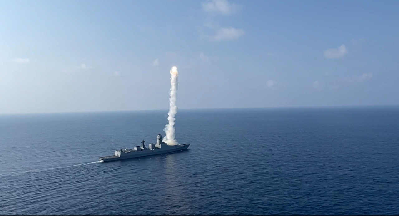 Míssil antinavio disparado do convés de uma embarcação militar no mar