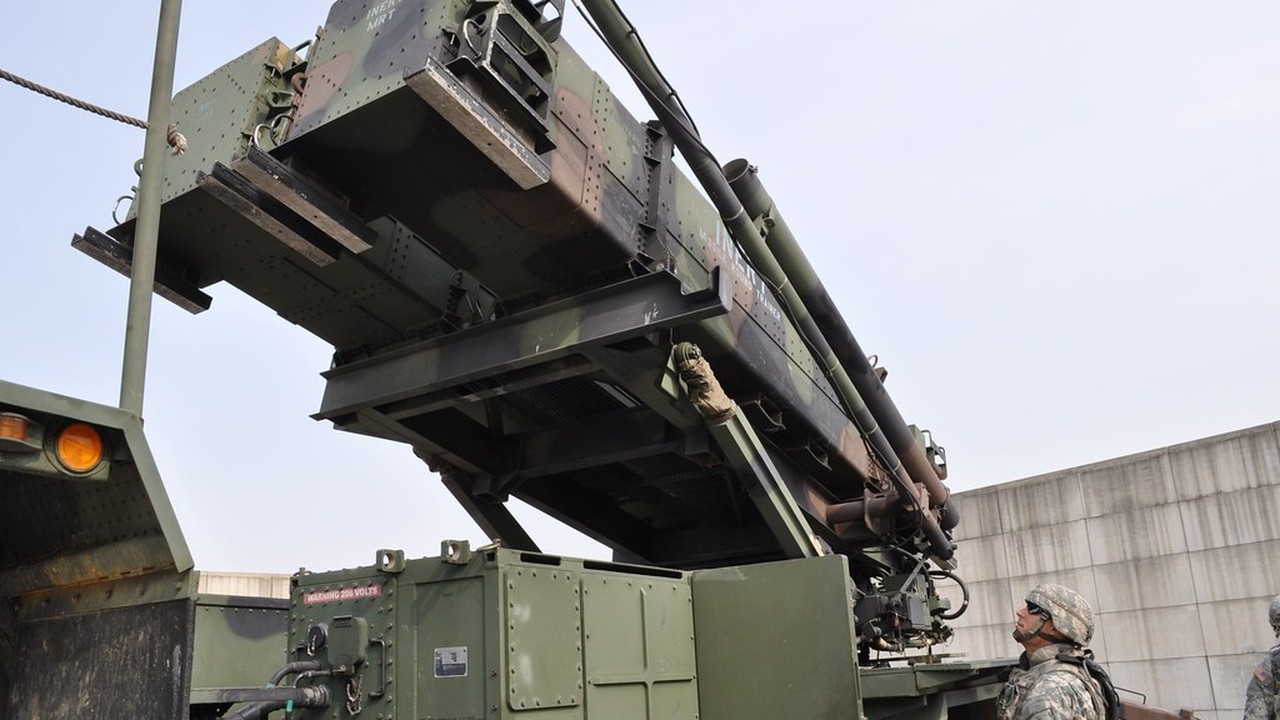 Enquanto a OTAN fechou mais de US$ 10 bilhões em mísseis e vigilância espacial num único fórum, o Brasil ainda gasta 1,1