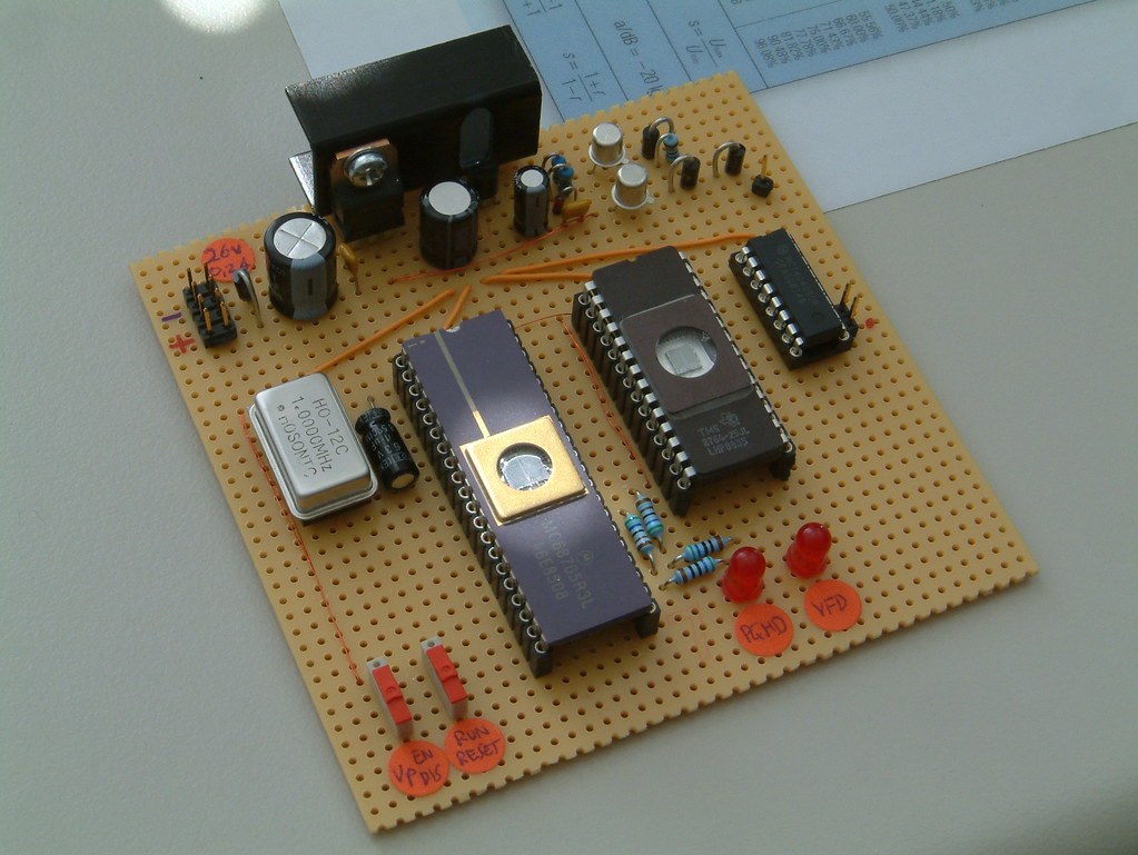 Placa de circuito eletrônico com chips de memória e componentes