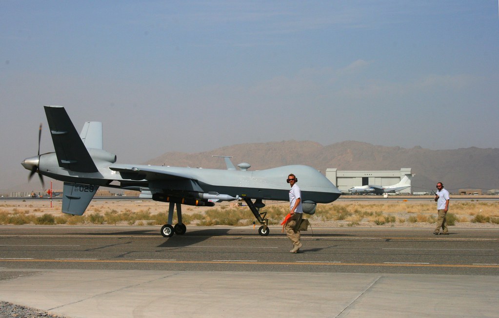 Drone militar de grande porte numa pista de base aérea