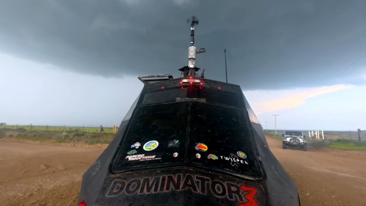 tornado em Oklahoma leva Caçadores de tempestades a usar drone com sensores e medir vento de 128,8 mph.