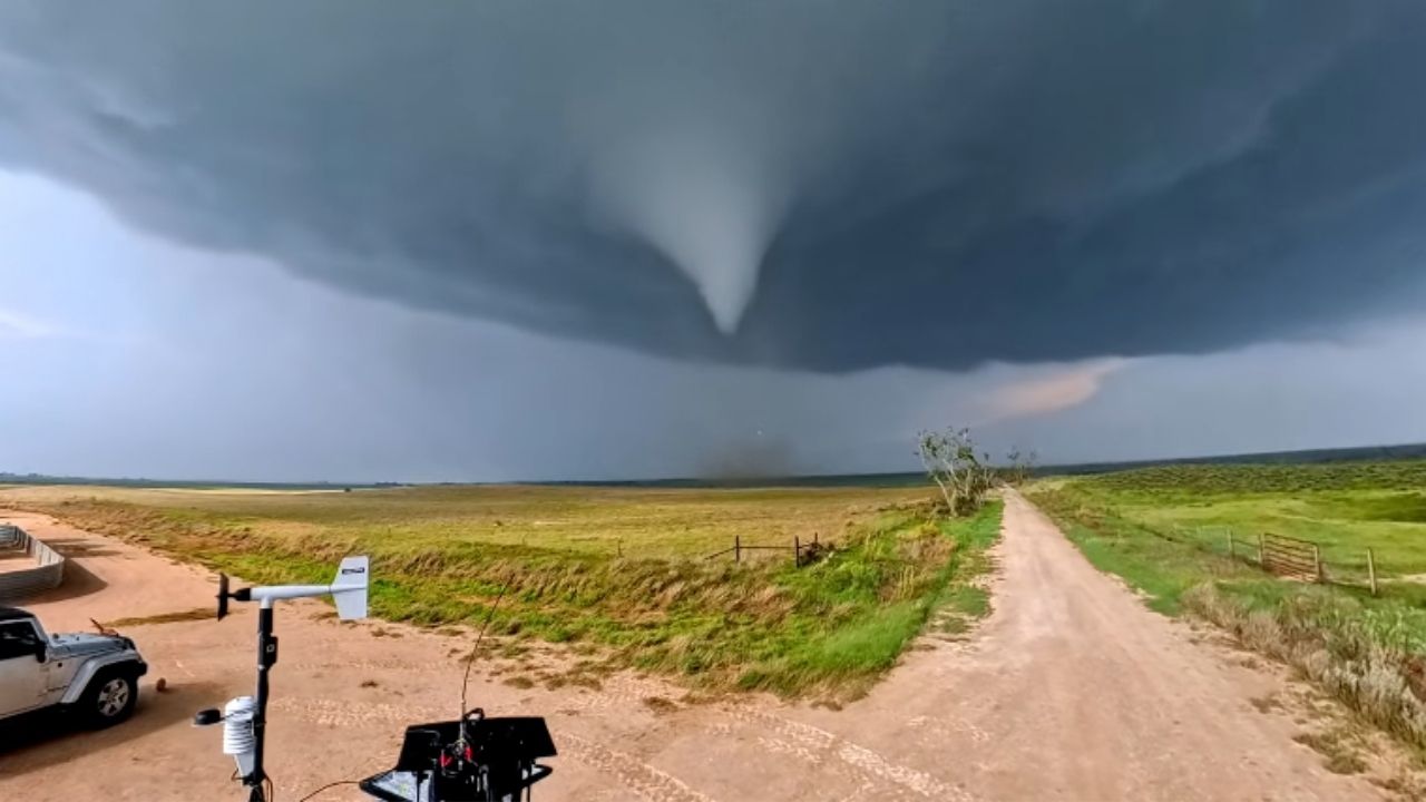 tornado em Oklahoma leva Caçadores de tempestades a usar drone com sensores e medir vento de 128,8 mph.