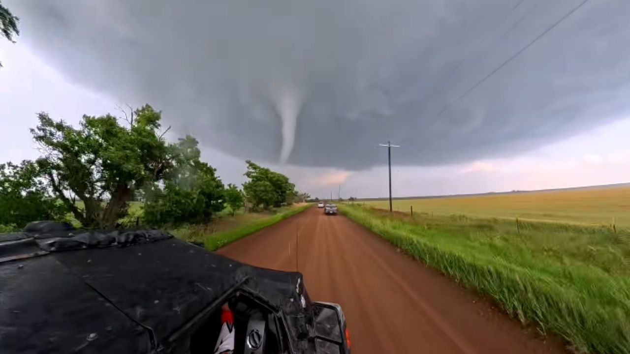 tornado em Oklahoma leva Caçadores de tempestades a usar drone com sensores e medir vento de 128,8 mph.