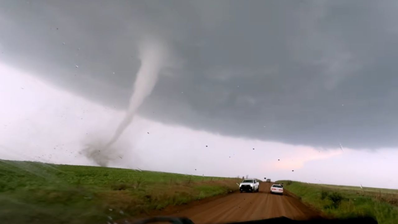 tornado em Oklahoma leva Caçadores de tempestades a usar drone com sensores e medir vento de 128,8 mph.