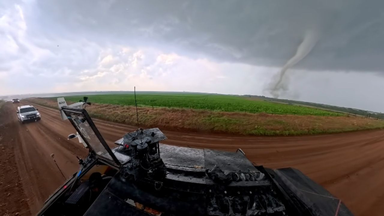Caçadores de tempestades chegaram perto demais de um tornado em Oklahoma, registraram 128,8 mph de vento, viram destroços cruzarem a estrada e ainda tentaram lançar (7)