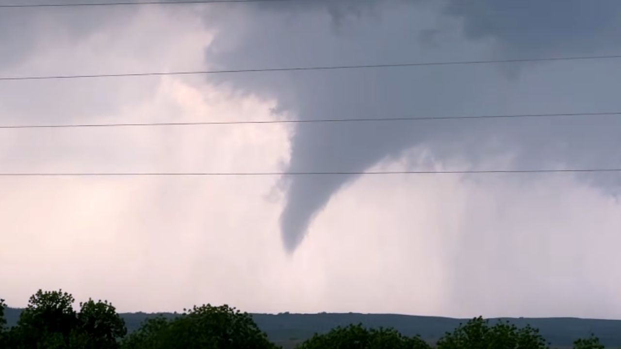 tornado em Oklahoma leva Caçadores de tempestades a usar drone com sensores e medir vento de 128,8 mph.