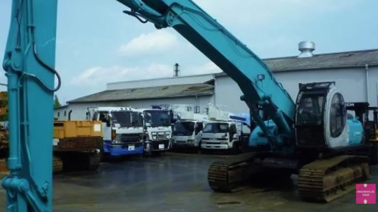 Caminhoneira brasileira no lowboy mostra cargas pesadas nos Estados Unidos, escavadeira recusada e renda alta.