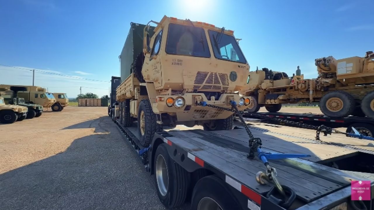 Caminhoneira brasileira no lowboy mostra cargas pesadas nos Estados Unidos, escavadeira recusada e renda alta.