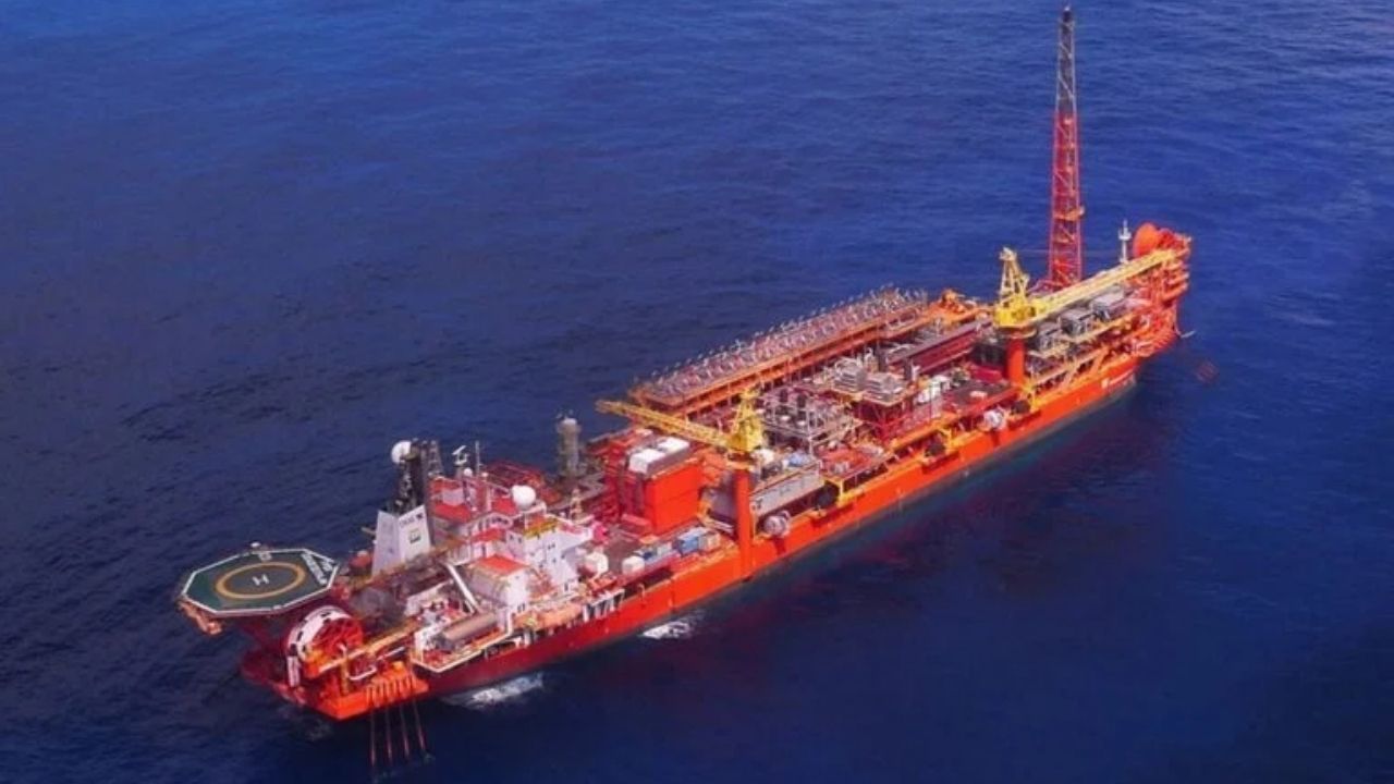 Campo de petróleo na costa do Brasil reativa poço parado desde outubro de 2025, recupera até 1,2 mil barris por dia e eleva a produção de Baúna para cerca de 22 mil barris diários,