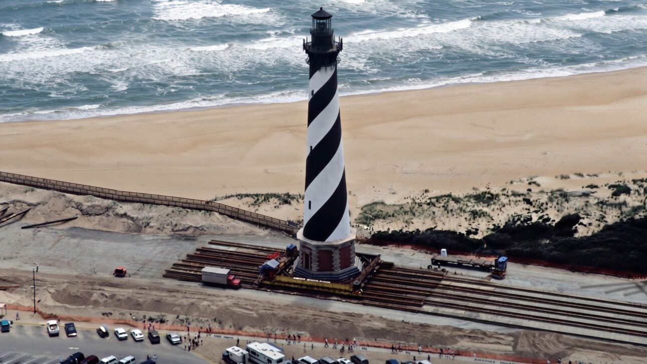 Cape Hatteras Lighthouse foi movido 2.900 pés em 1999 para escapar da erosão costeira, em uma das maiores operações de engenharia dos EUA.