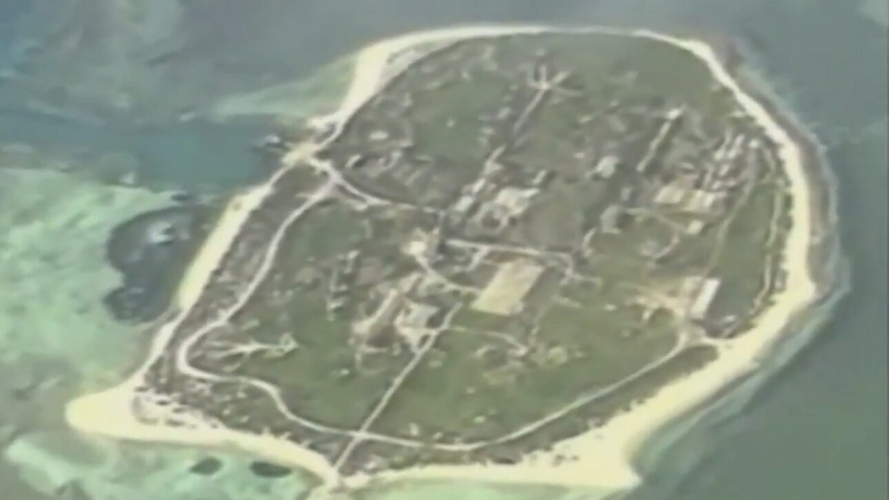Usando dragas, a China mudou o mapa do Mar do Sul da China ao sugar areia do fundo do mar e criar ilhas artificiais com pistas, hangares, radares e portos em recifes disputados