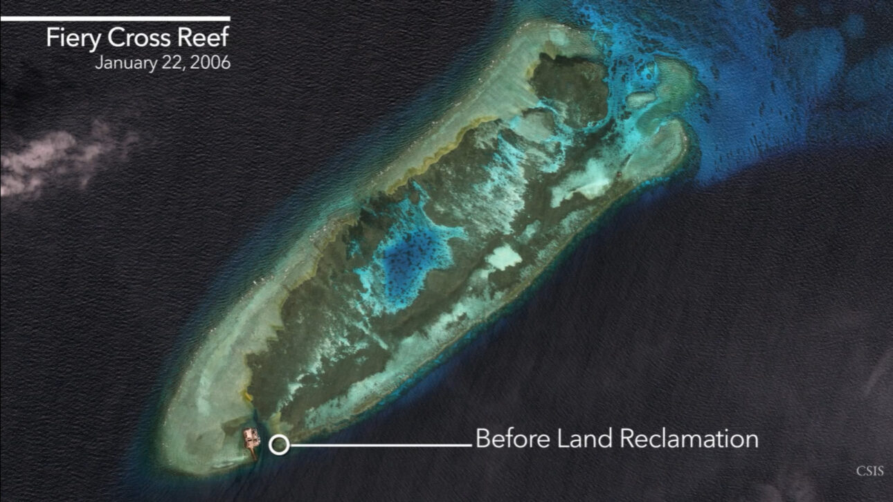 Usando dragas, a China mudou o mapa do Mar do Sul da China ao sugar areia do fundo do mar e criar ilhas artificiais com pistas, hangares, radares e portos em recifes disputados