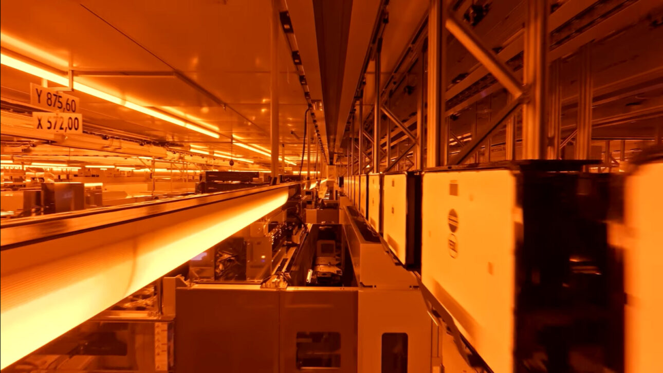 Infineon inaugura em Dresden a maior fábrica mundial de semicondutores de potência inteligentes, com € 5 bilhões investidos, 1.000 empregos diretos e capacidade dobrada para atender IA e energia