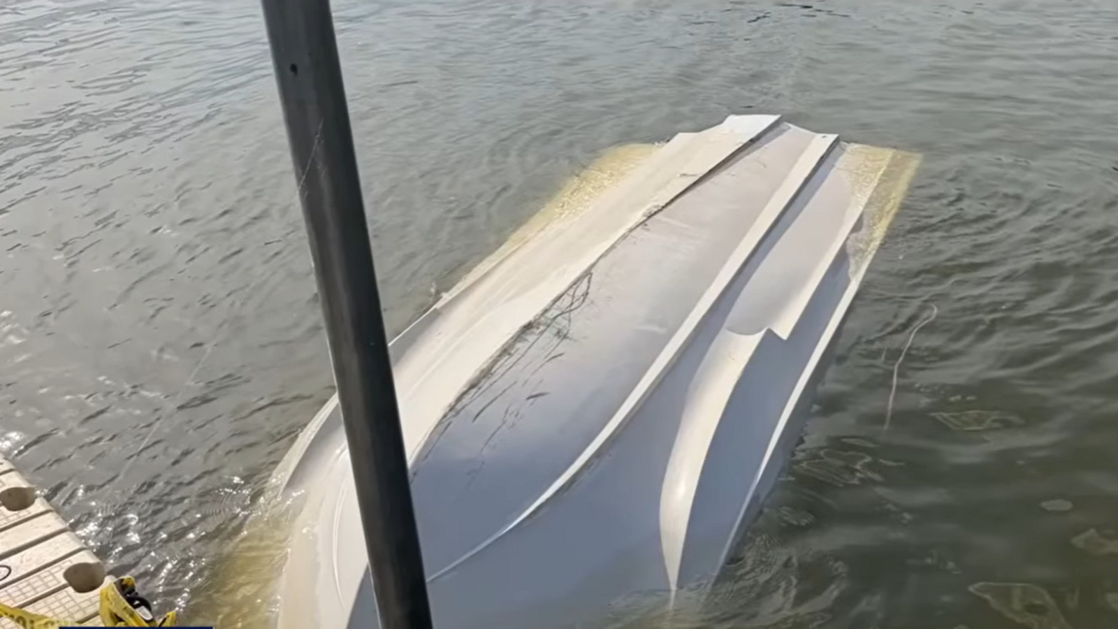 De folga e passando pelo local, bombeiro salva três crianças após barco com nove pessoas virar em lago