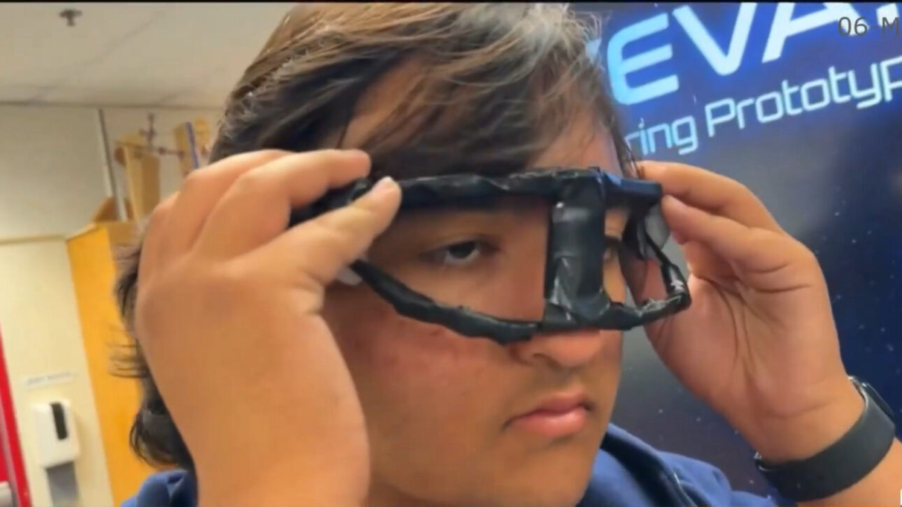 Adolescente de Cerritos gasta cerca de US$ 300 e inventa dispositivo com IA que avisa quando os olhos se desalinhavam, usando viseira impressa em 3D e pequenas câmeras