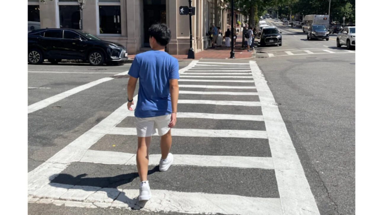 Para ayudar a los abuelos, Jay Jung creó un semáforo inteligente con IA que detecta quién cruza más despacio y ajusta automáticamente el semáforo para dar más tiempo en el paso de peatones