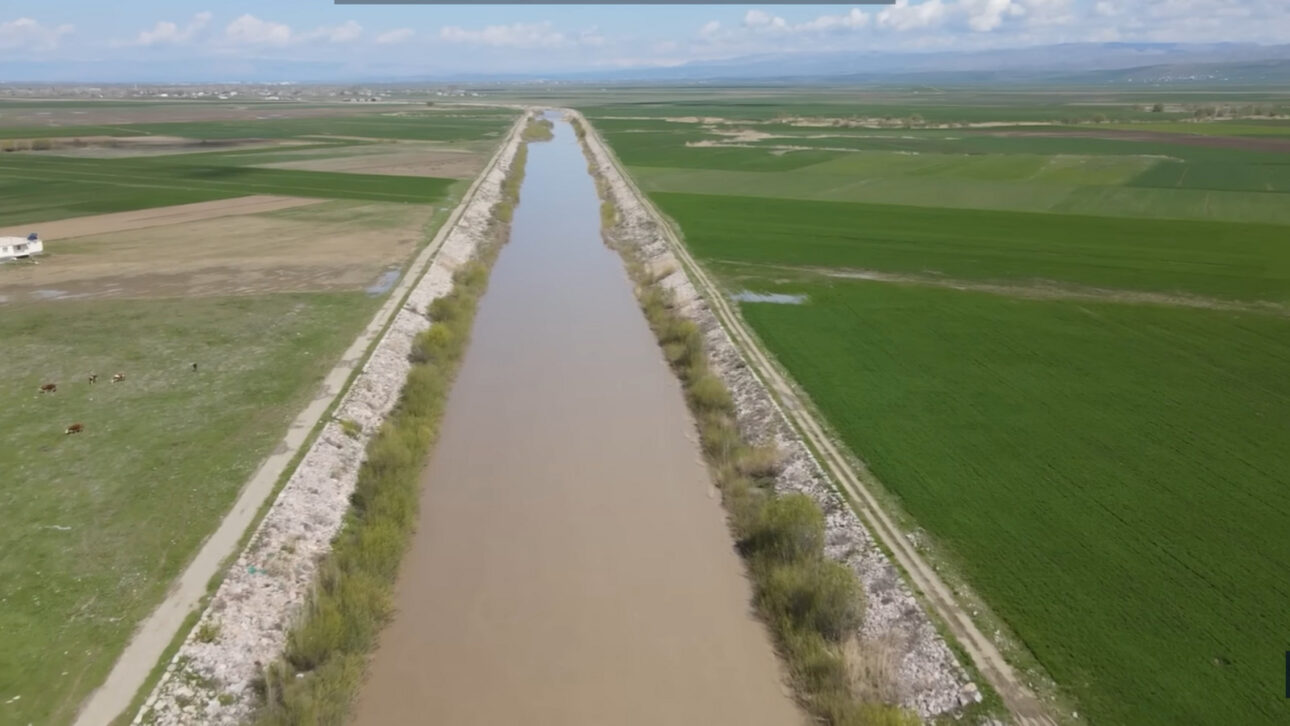 Com canais de acesso, bacias largas e operação automatizada, China lança megaprojeto interoceânico para receber porta-contêineres de última geração e mudar custos, prazos e rotas do transporte marítimo global