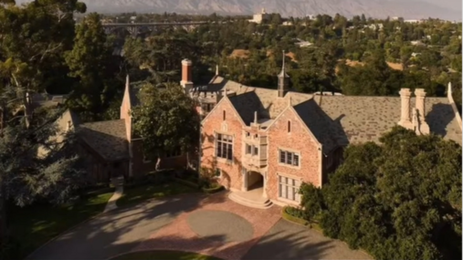 Mansão do Batman vai à venda por R$ 164 milhões com 1.734 m², 7 quartos, 11 banheiros e histórico em filmes e séries de Hollywood