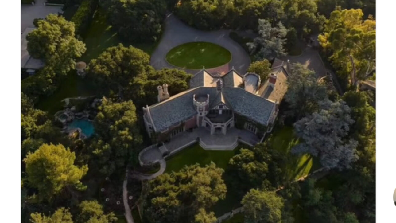 Mansão do Batman vai à venda por R$ 164 milhões com 1.734 m², 7 quartos, 11 banheiros e histórico em filmes e séries de Hollywood