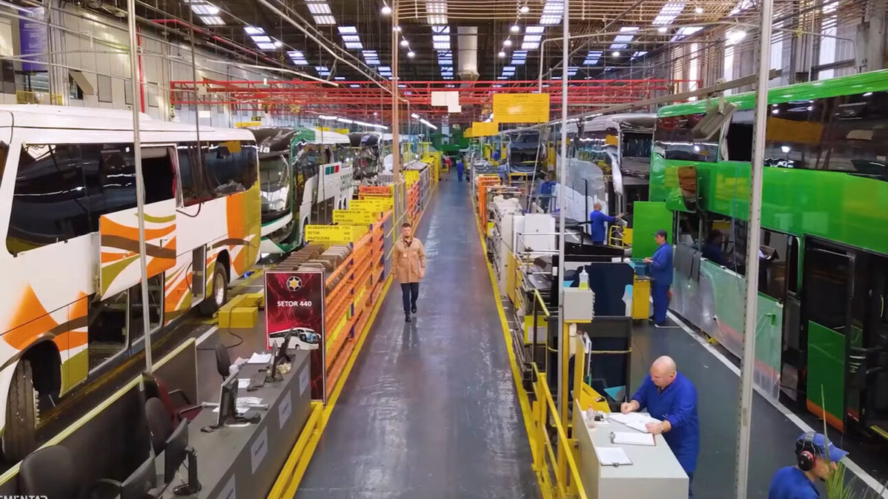 Cidade gaúcha virou potência dos ônibus, com veículos circulando em mais de 140 países após empresa local nascer com apenas 15 funcionários