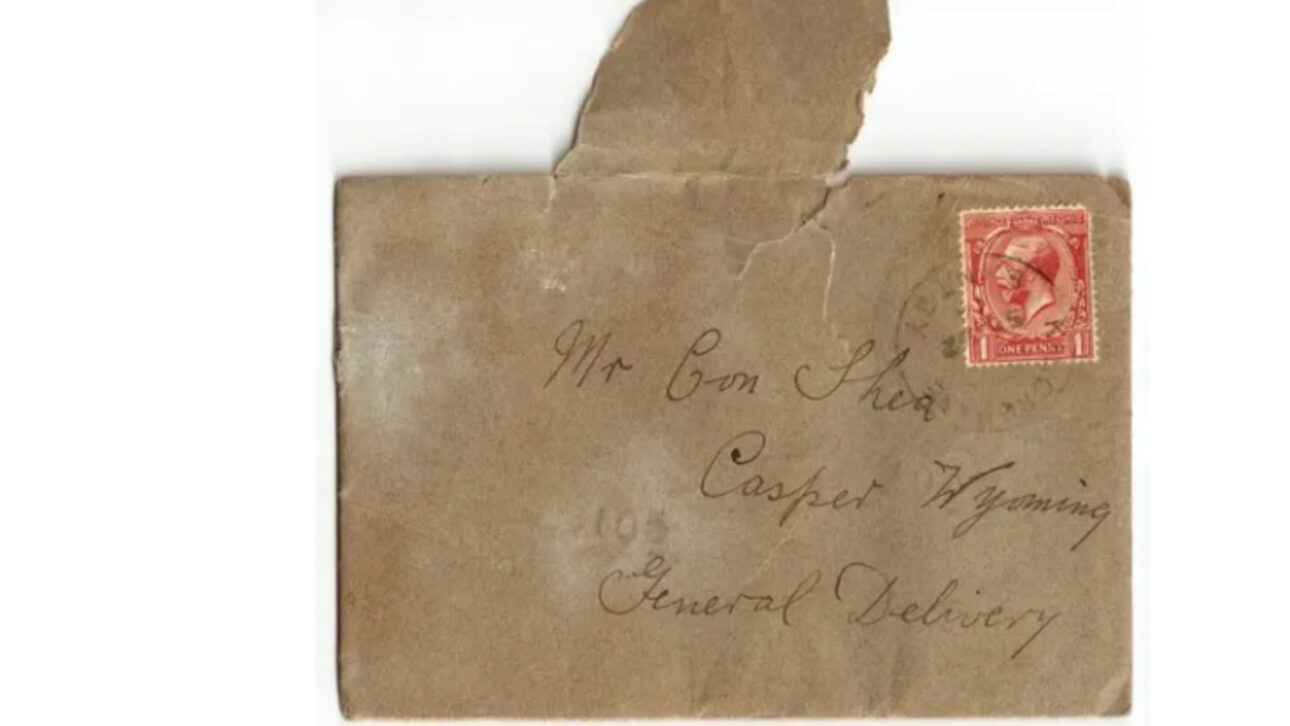 Reforma em casa centenária no Wyoming revela envelope azul dentro da parede, carta da Irlanda e história de imigrante que ficou rico criando ovelhas nos Estados Unidos