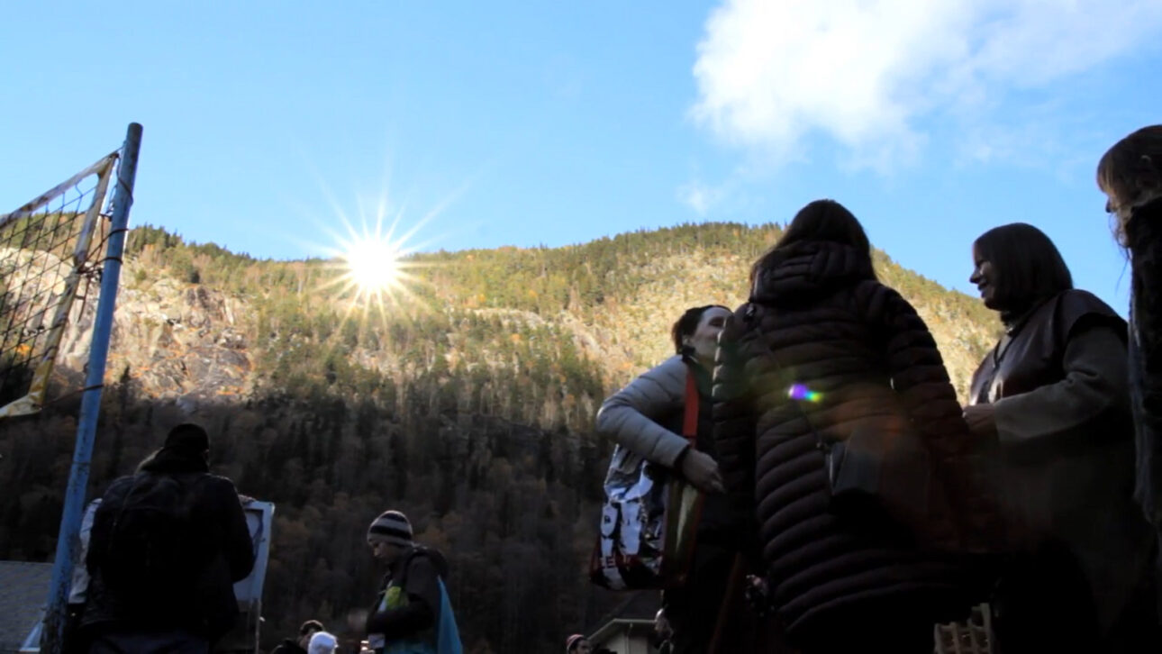 Cidade que não via o sol fez o impensável, criou um jogo de espelhos no alto das montanhas para iluminar a população no inverno