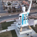 País vizinho usa 70 toneladas de aço e ferro para construir estátua gigante de Messi com 26 metros de altura, obra que levou 18 meses e transformou cidade remota da Patagônia em ponto de visitação