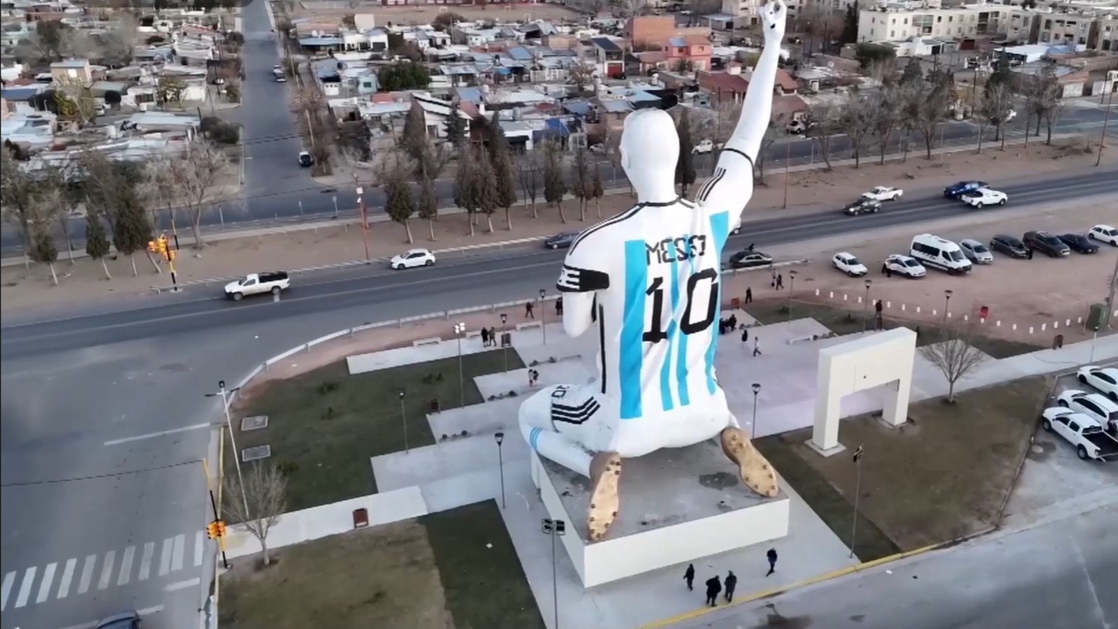 País vizinho usa 70 toneladas de aço e ferro para construir estátua gigante de Messi com 26 metros de altura, obra que levou 18 meses e transformou cidade remota da Patagônia em ponto de visitação