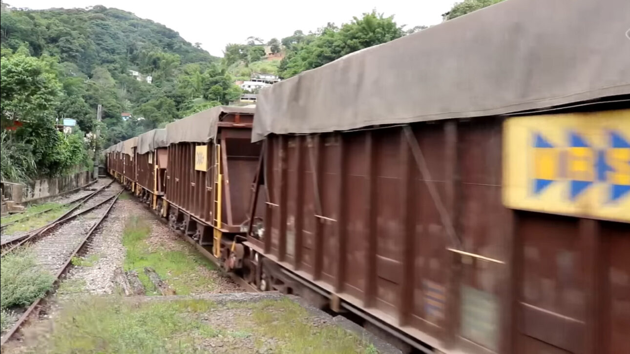 Built between 1858 and 1865, a 2,233-meter tunnel cuts through the mountain between Mendes and Paulo de Frontin and became a symbol of the Empire's railway engineering